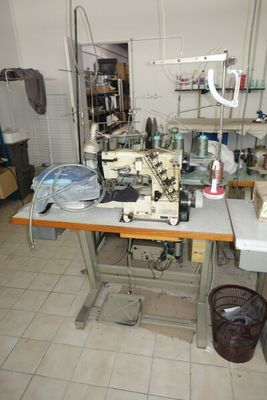 une machine à coudre posée sur une table dans une pièce