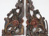 paire de consoles anciennes en bois sculpté, ornées de fleurs et de feuilles
