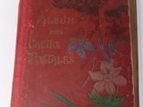un livre rouge sur lequel figure l'image d'un oiseau et de fleurs