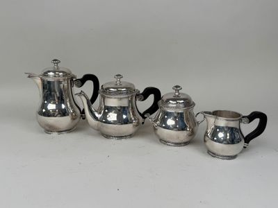 quatre pièces de service à thé et à café en argent sur fond blanc