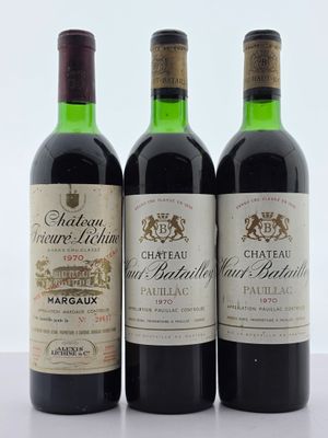 trois bouteilles de vin rouge sont alignées sur une table