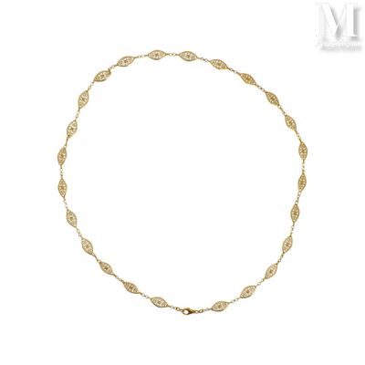 gros plan d'un collier en or sur fond blanc