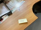 un bureau en bois avec une chaise noire et un post-it jaune posé dessus