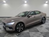 La berline Volvo V90 est exposée dans un showroom
