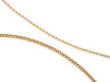 gros plan d'un collier en or avec une chaîne sur fond blanc