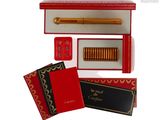 une boîte rouge contenant un stylo et un bloc-notes