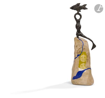 sculpture représentant une femme assise sur un rocher, avec un oiseau posé sur son épaule