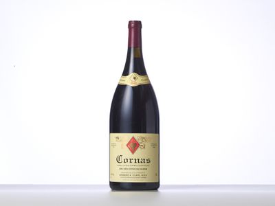 une bouteille de vin rouge posée sur une table