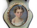 portrait d'une jeune fille en robe blanche, avec des perles dans les cheveux