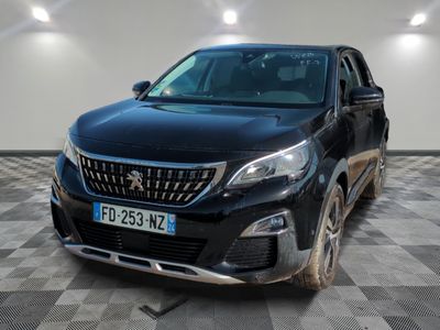 le 4x4 noir est garé sur un sol en damier dans le garage