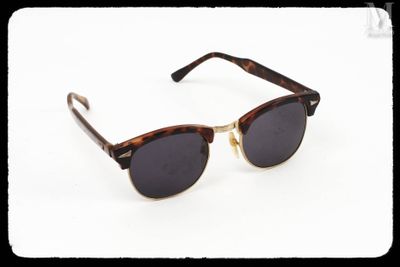 gros plan d'une paire de lunettes de soleil sur fond blanc