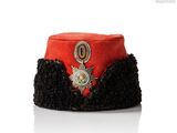 un chapeau rouge surmonté d'une étoile