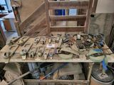 un établi sur lequel sont posés de nombreux outils