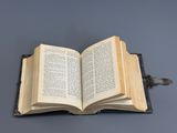 un livre ouvert posé sur une table