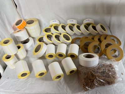 de nombreux rouleaux de ruban adhésif et des rouleaux de ruban adhésif posés sur une table