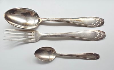 trois cuillères et une fourchette sur une table blanche