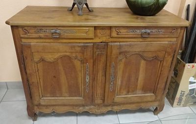 Buffet bas en noyer et merisier.