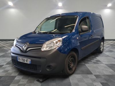 la photo d'une camionnette bleue garée dans un garage