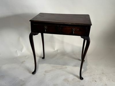 une petite table en bois avec deux tiroirs
