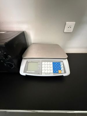 une photo d'une balance posée sur un plan de travail de cuisine