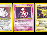 Trois cartes Pokémon sont représentées en ligne sur un fond noir