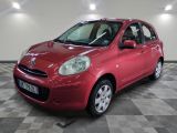 la photo d'une petite voiture rouge garée dans un garage