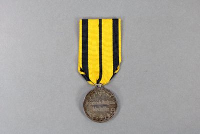 Gros plan sur une médaille entourée d'un ruban