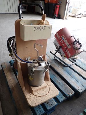 a picture of a machine that is sitting on a pallet