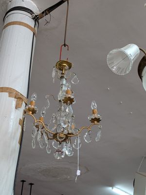 un lustre suspendu au plafond d'une pièce