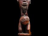 une statue en bois représentant un homme tenant un bébé dans ses bras