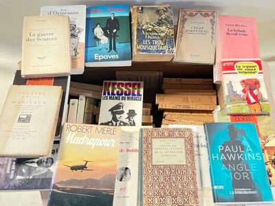 un grand nombre de livres posés sur une table