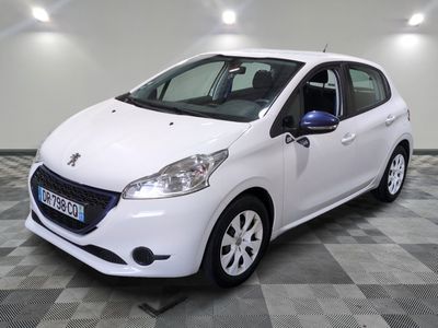 la petite voiture blanche est garée sur un sol en damier