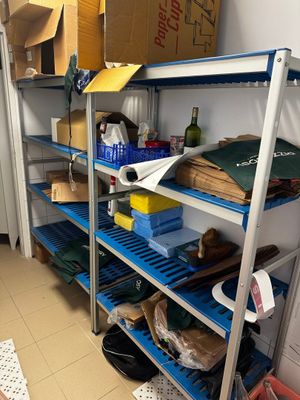 une étagère contenant de nombreux objets dans une pièce