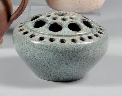trois types de vases exposés sur une table