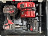 Les outils se trouvent dans la boîte posée sur la table, prêts à l'emploi.