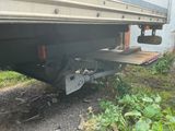 un camion garé sur le côté de la route