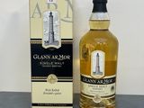 une image représentant une bouteille de whisky à côté d'une boîte de whisky