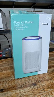 emballage d'un purificateur d'air blanc et bleu posé sur une table en bois