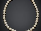 un collier de perles de culture et de diamants