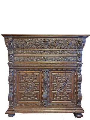 Buffet dit "ribbank" en chêne à décor de mufles de lions, motifs géomé