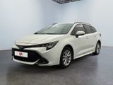 une Toyota Corollion blanche garée dans une grande pièce