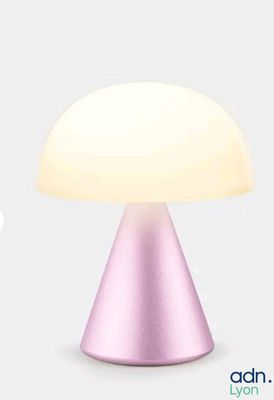 une lampe posée sur une table