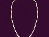 un collier de perles et de diamants, par entreprise