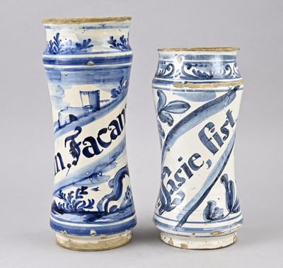 paire de vases bleus et blancs posés sur une table