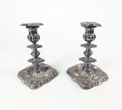 paire de bougeoirs anciens en argent ornés d'un motif floral