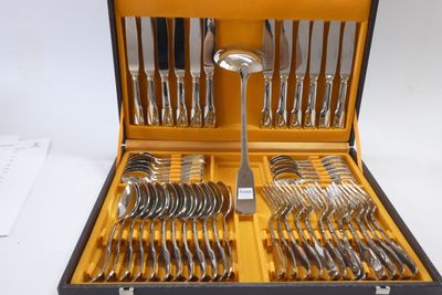 un coffret contenant de l'argenterie sur une table