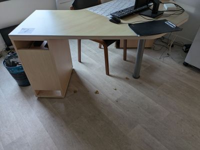 Bureau formant angle en mélaminé imitation bois clair - Photo 1