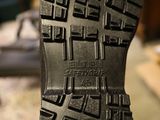 un gros plan sur la semelle d'une paire de chaussures