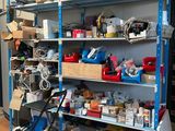 une pièce dont les étagères regorgent d'objets de toutes sortes