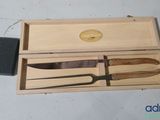 une boîte en bois contenant un couteau et un pinceau